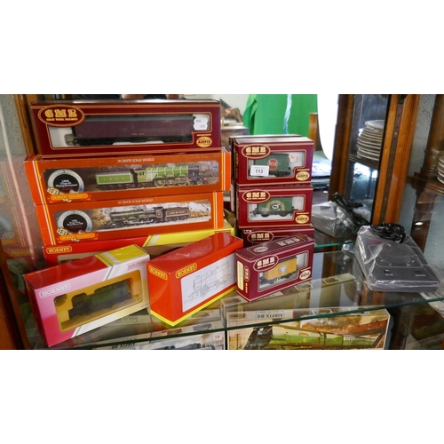 113 - Collection of 00 gauge to include Hornby and Airfix