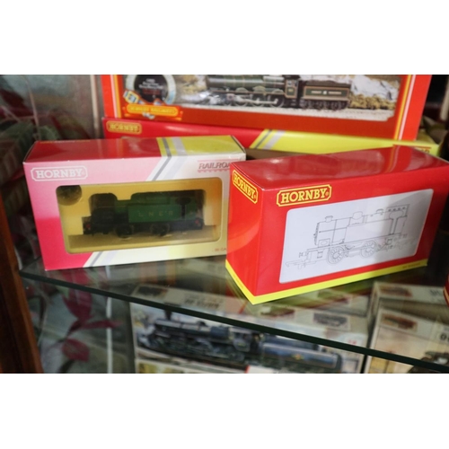 113 - Collection of 00 gauge to include Hornby and Airfix