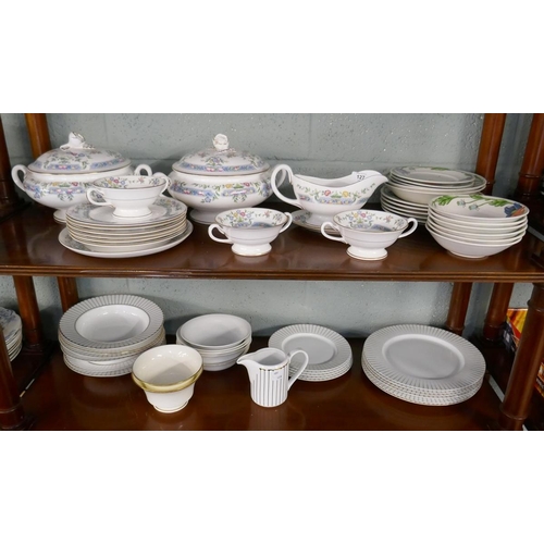 127 - Collection of china to include Villeroy and Boch, Wedgwood and Royal Worcester