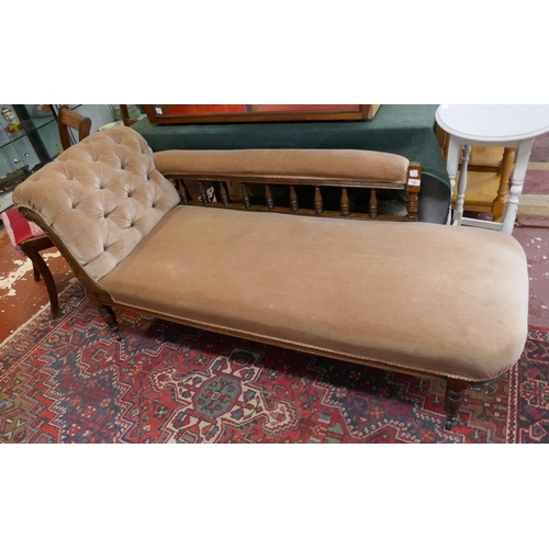 151 - Antique chaise longue