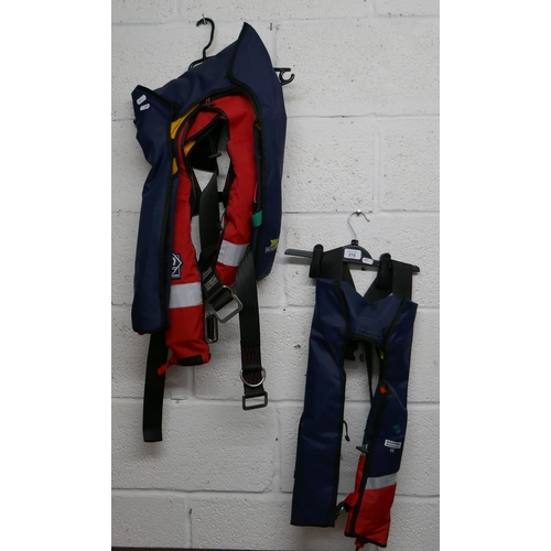 218 - 3 life jackets