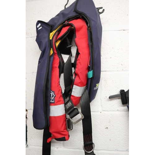 218 - 3 life jackets