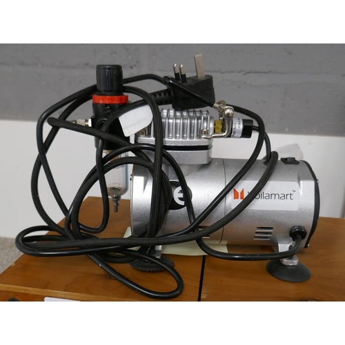 227 - Airbrush compressor and gun