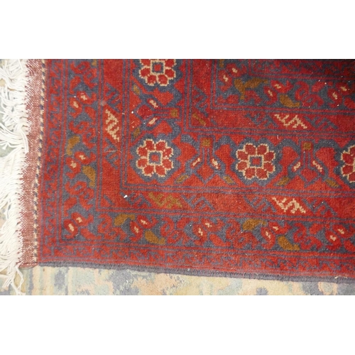 274 - Large red patterned rug - Approx size: 312cm x 203cm