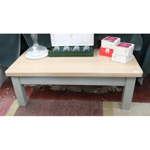 188 - Oak top coffee table - Approx L: 122cm W: 61cm H: 42cm