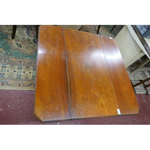 192 - Mahogany drop leaf centre table - Approx L: 91cm W: 91cm H: 73cm