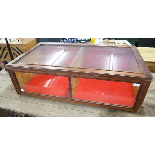 210 - Department store display cabinet with toughened glass - Approx W: 103cm D: 58cm H: 32cm