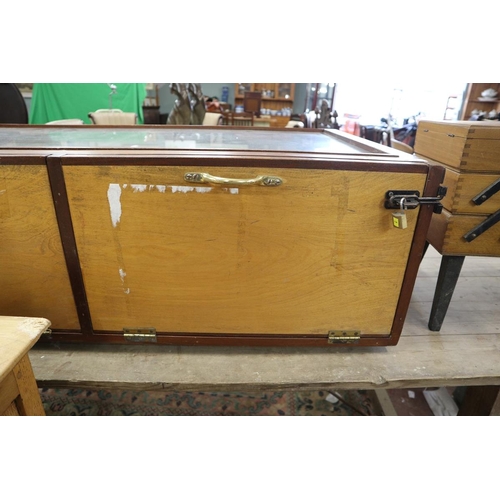 210 - Department store display cabinet with toughened glass - Approx W: 103cm D: 58cm H: 32cm