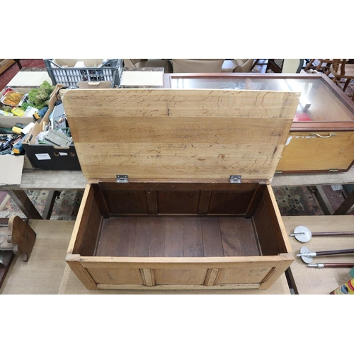 211 - Small oak coffer - Approx W: 90cm D: 45cm H: 36cm