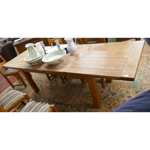 230 - Extending oak kitchen table - Approx L: 260cm W: 90cm H: 76cm