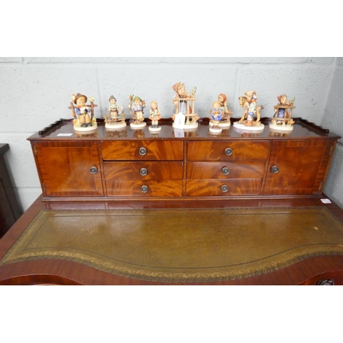 252 - Ladies mahogany desk