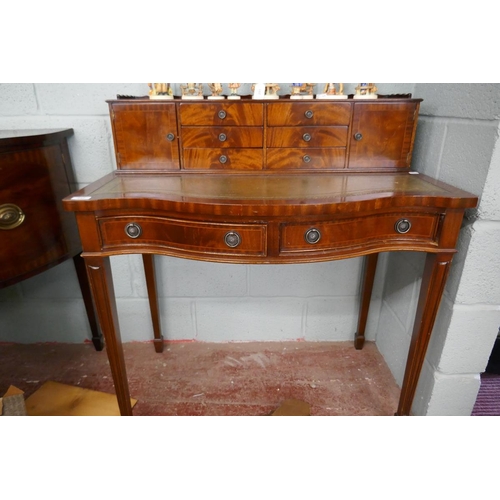 252 - Ladies mahogany desk