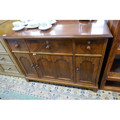 304 - Mahogany and walnut sideboard - Approx W: 109cm D: 58cm H: 90cm