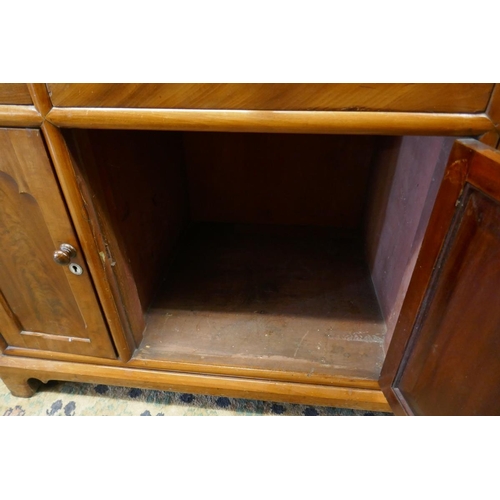 304 - Mahogany and walnut sideboard - Approx W: 109cm D: 58cm H: 90cm