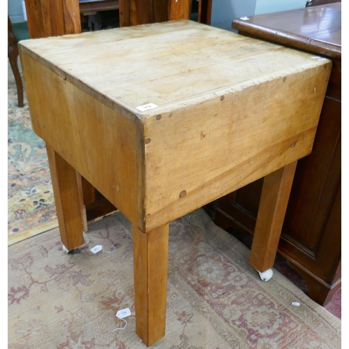 312 - Butchers block on casters - Approx W: 61cm D: 61cm H: 81cm