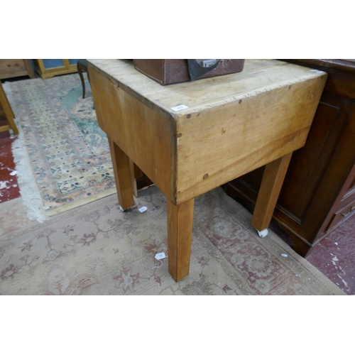 312 - Butchers block on casters - Approx W: 61cm D: 61cm H: 81cm