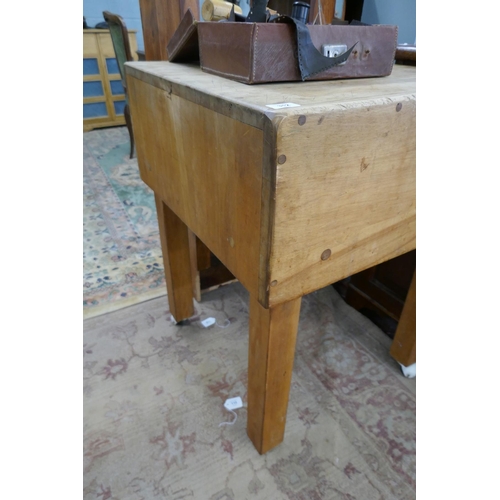 312 - Butchers block on casters - Approx W: 61cm D: 61cm H: 81cm