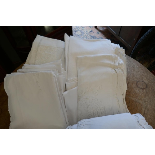 343 - Collection of linen