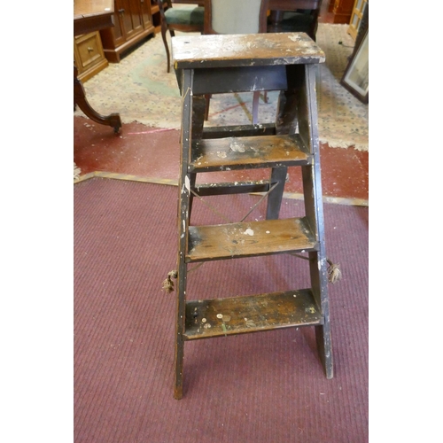 400 - Vintage stepladder