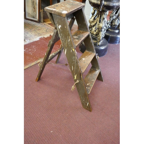 400 - Vintage stepladder