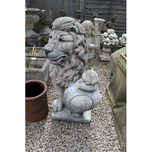 425 - Stone lion statue - Approx height: 90cm