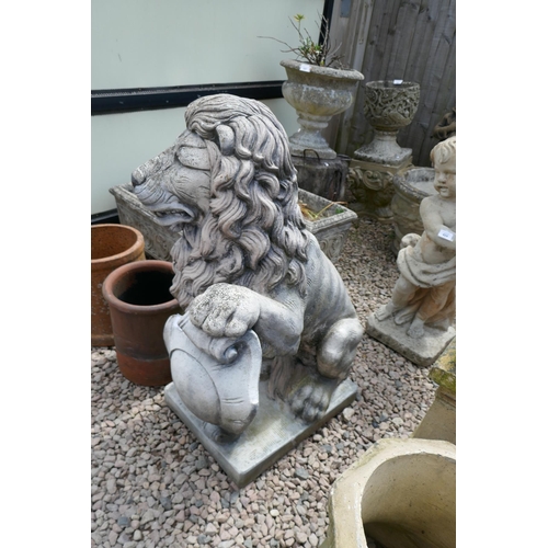 425 - Stone lion statue - Approx height: 90cm