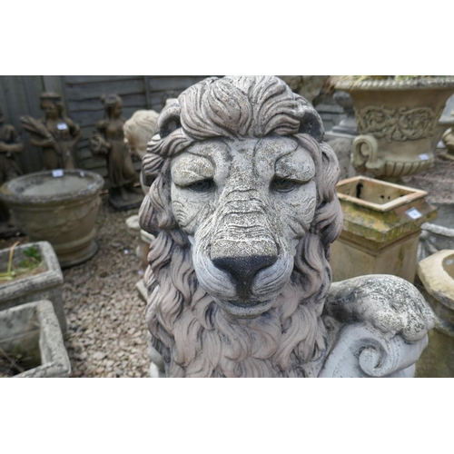 425 - Stone lion statue - Approx height: 90cm