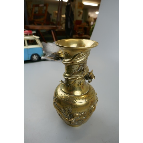 159 - Brass Oriental vase - Approx. height: 24cm