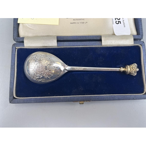 25 - Cased 1977 Silver Jubilee hallmarked silver spoon by Mappin and Webb - Approx. weight 43g