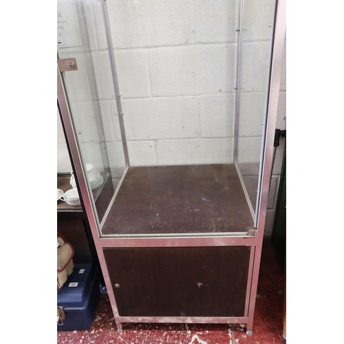 328 - Display cabinet - Approx: W: 60cm D: 60cm H: 176cm