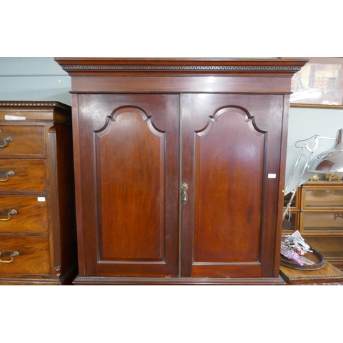 358 - Mahogany linen press - Approx: W: 125cm D: 52cm H: 210cm