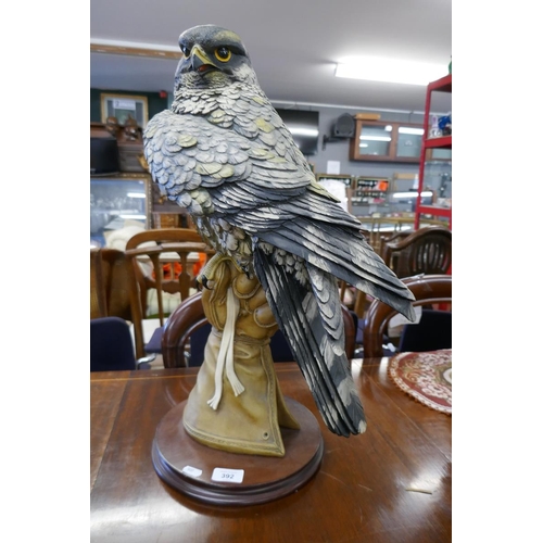 392 - Bird of prey figurine - Approx. height: 58cm