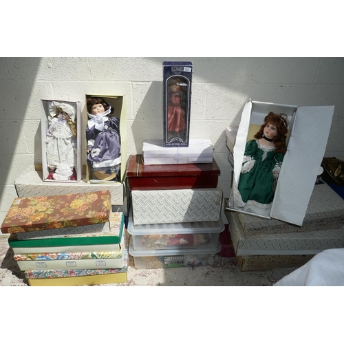 415 - Very large collection of dolls - mostly boxed