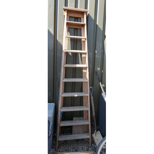 473 - Wooden stepladder - H: 226cm