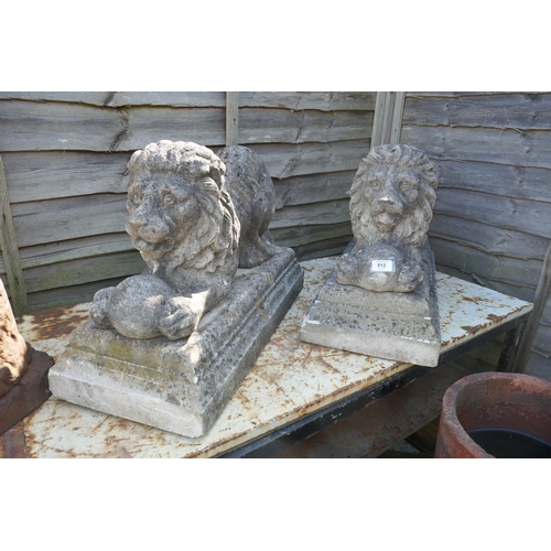 512 - Pair of stone lions 