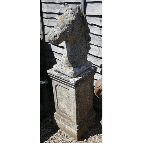 515 - Stone horses head on plinth - Approx. height: 112cm