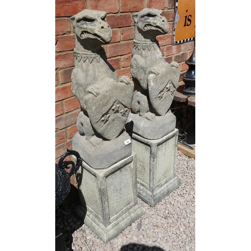 522 - Pair of stone gargoyles on plinths - Approx. height: 120cm