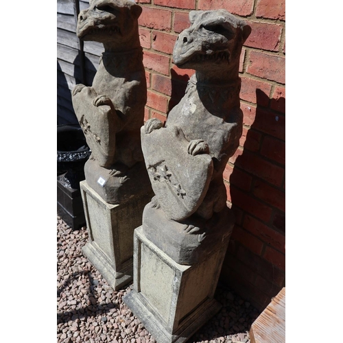 522 - Pair of stone gargoyles on plinths - Approx. height: 120cm