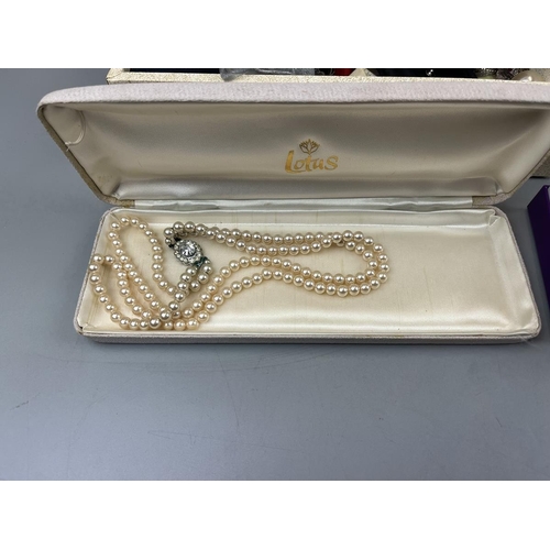 81 - Collection of jewellery to include silver