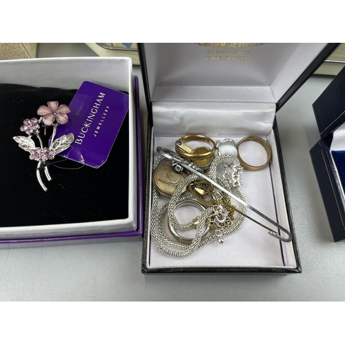 81 - Collection of jewellery to include silver