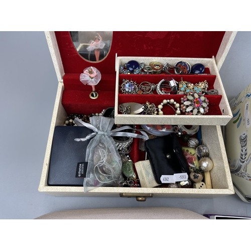 81 - Collection of jewellery to include silver