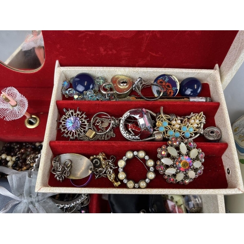 81 - Collection of jewellery to include silver