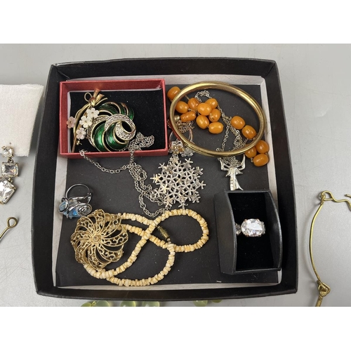 86 - Collection of costume jewellery etc