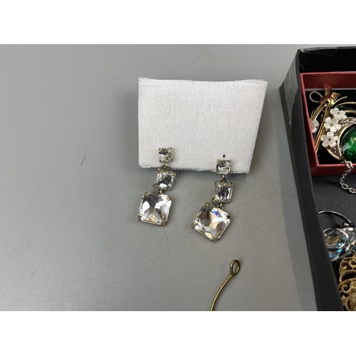 86 - Collection of costume jewellery etc