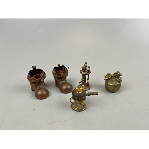 92 - Collection of miniature brass and copper items