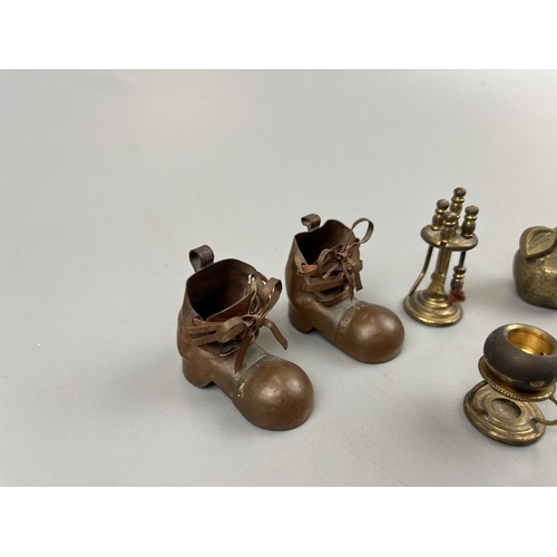 92 - Collection of miniature brass and copper items