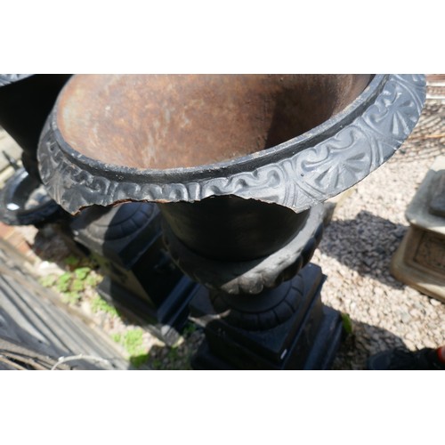 520 - Pair of heavy cast iron planters on stands - Approx. height: 113cm