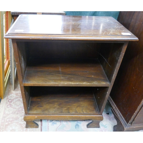 141 - Small mahogany book shelf - Approx size W: 61cm D: 35cm H: 76cm