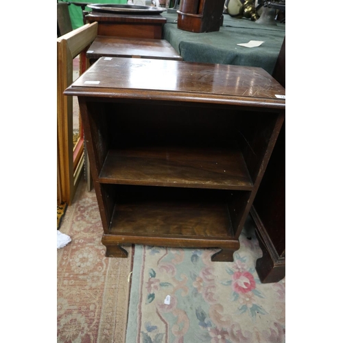 141 - Small mahogany book shelf - Approx size W: 61cm D: 35cm H: 76cm