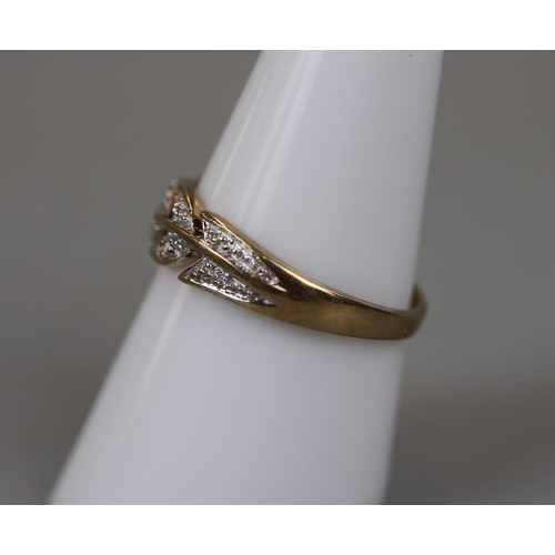 17 - Gold diamond set ring - Approx size: P
